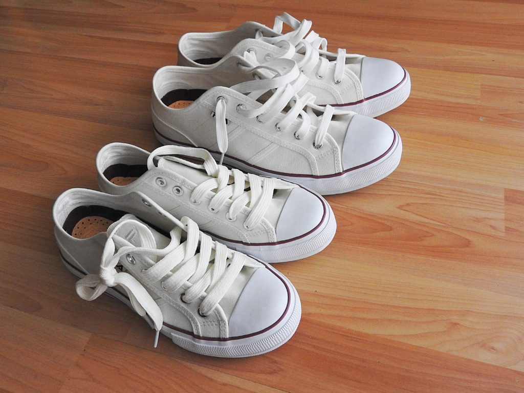 Zapatillas blancas recién limpias